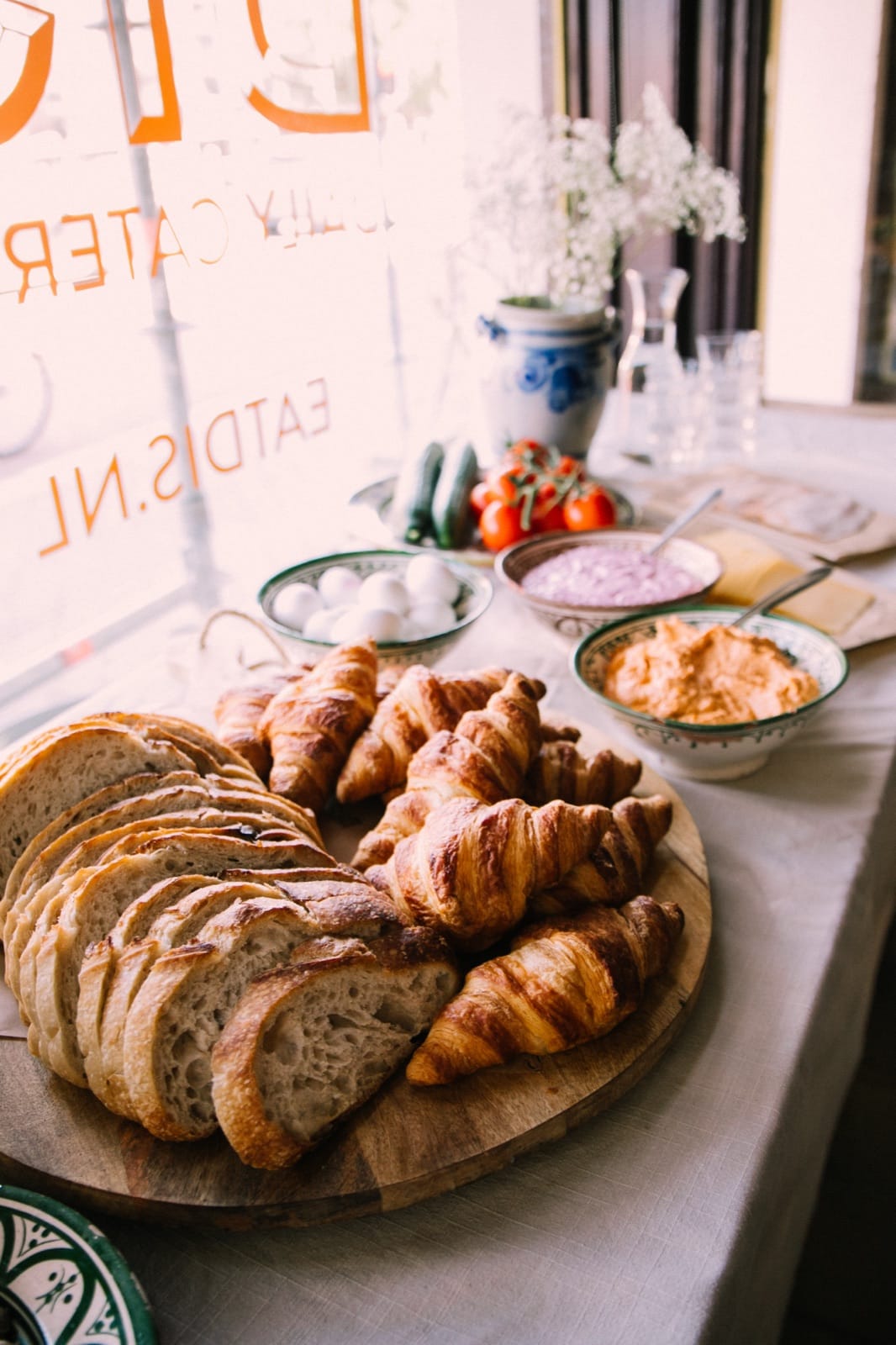 The DIS Basic Buffet with fresh bread, croissants and spreads